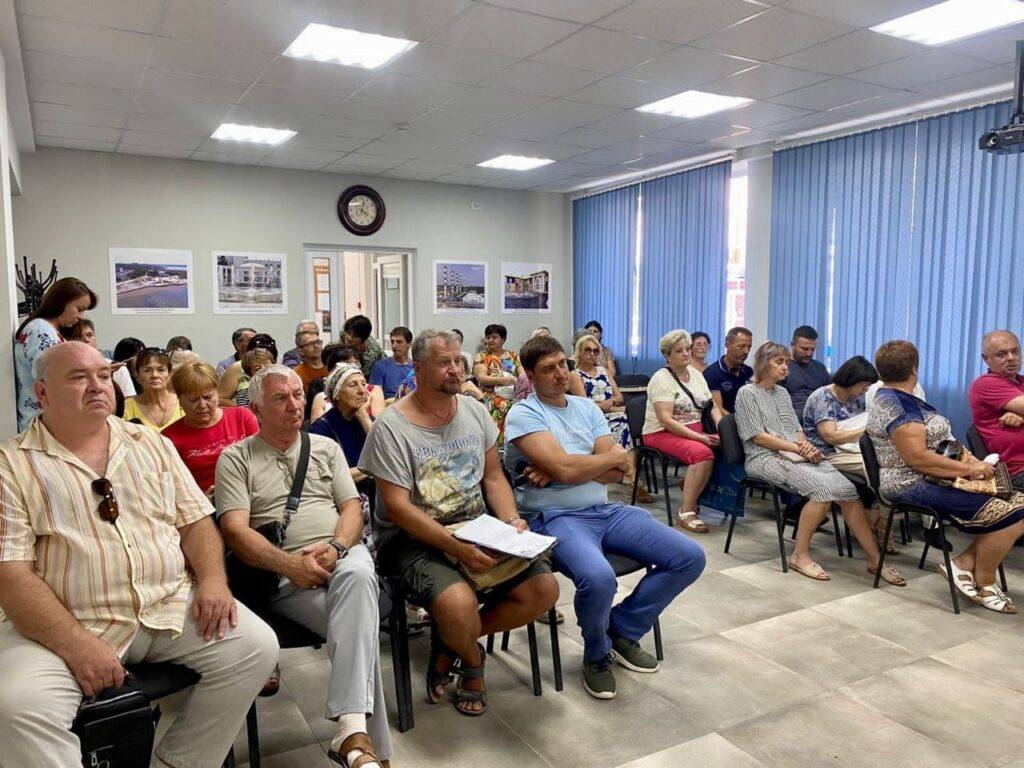 В г. Саки под руководством главы администрации города проведено совещание с  представителями многоквартирных домов и управляющих компаний, в котором  принял участие специалист НО «Региональный Фонд капитального ремонта  многоквартирных домов Республики Крым»