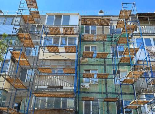 В Керчи продолжаются работы по капитальному ремонту кровель и фасадов многоквартирных домов