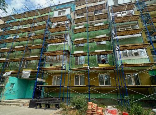 В Армянске капитально обновляют фасады 4 многоквартирных домов