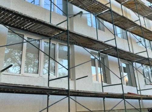 В Судаке, в двух многоквартирных домах, капитально обновляют фасады.